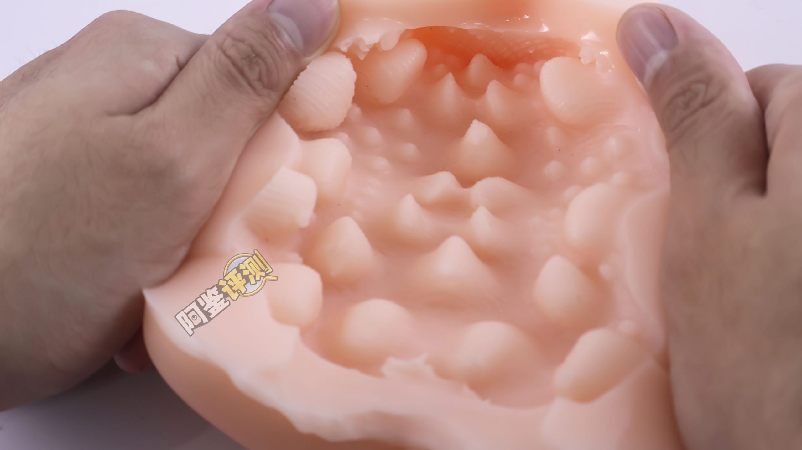 汤马托易士——“美优酱一年调教”评测！密布圆形石块的通道，把我的龟头狠狠卡住了...