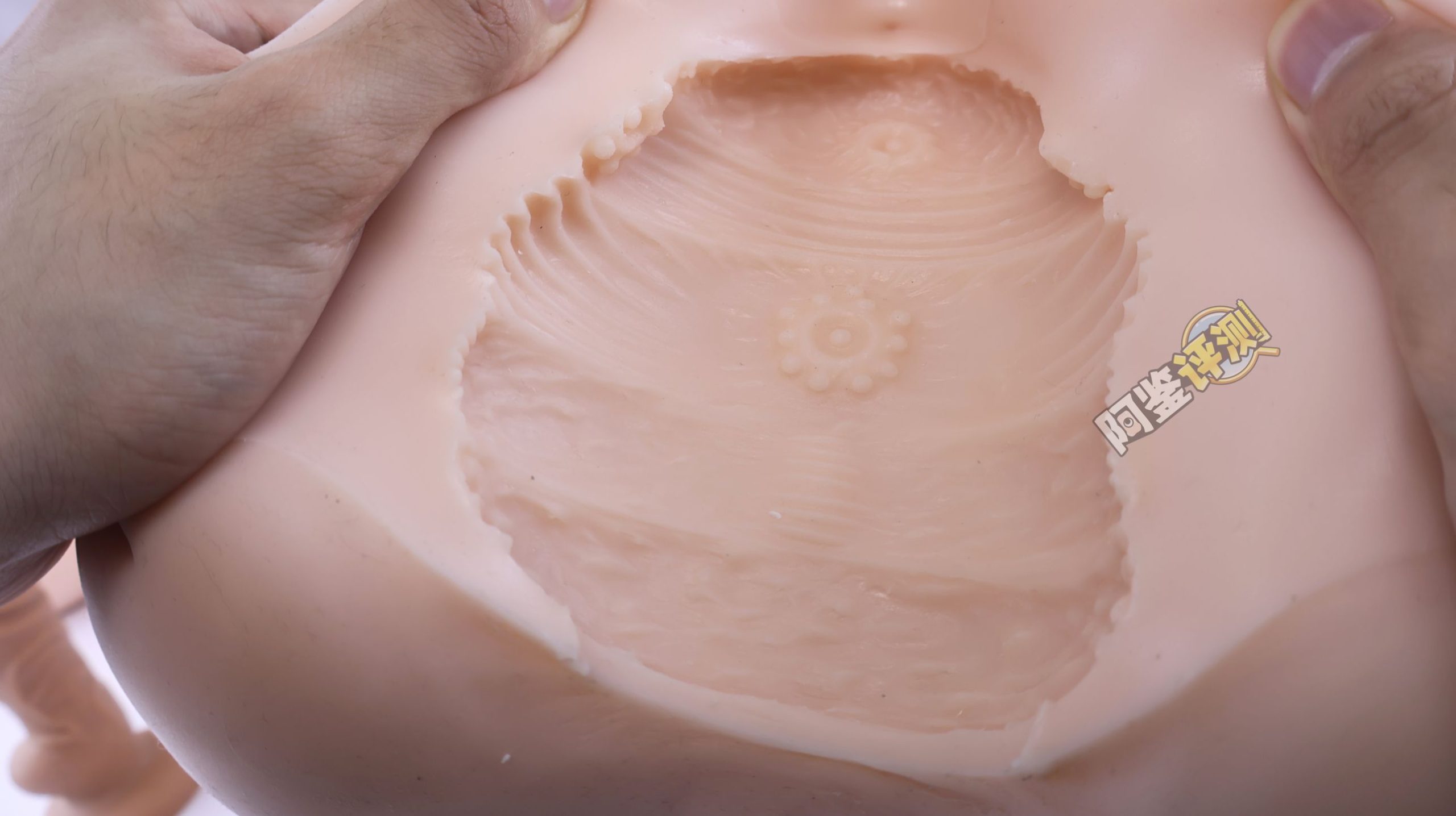 MACCOS——“纯洁之体”评测！少见的带腿小臀模，多种多样的视觉角度