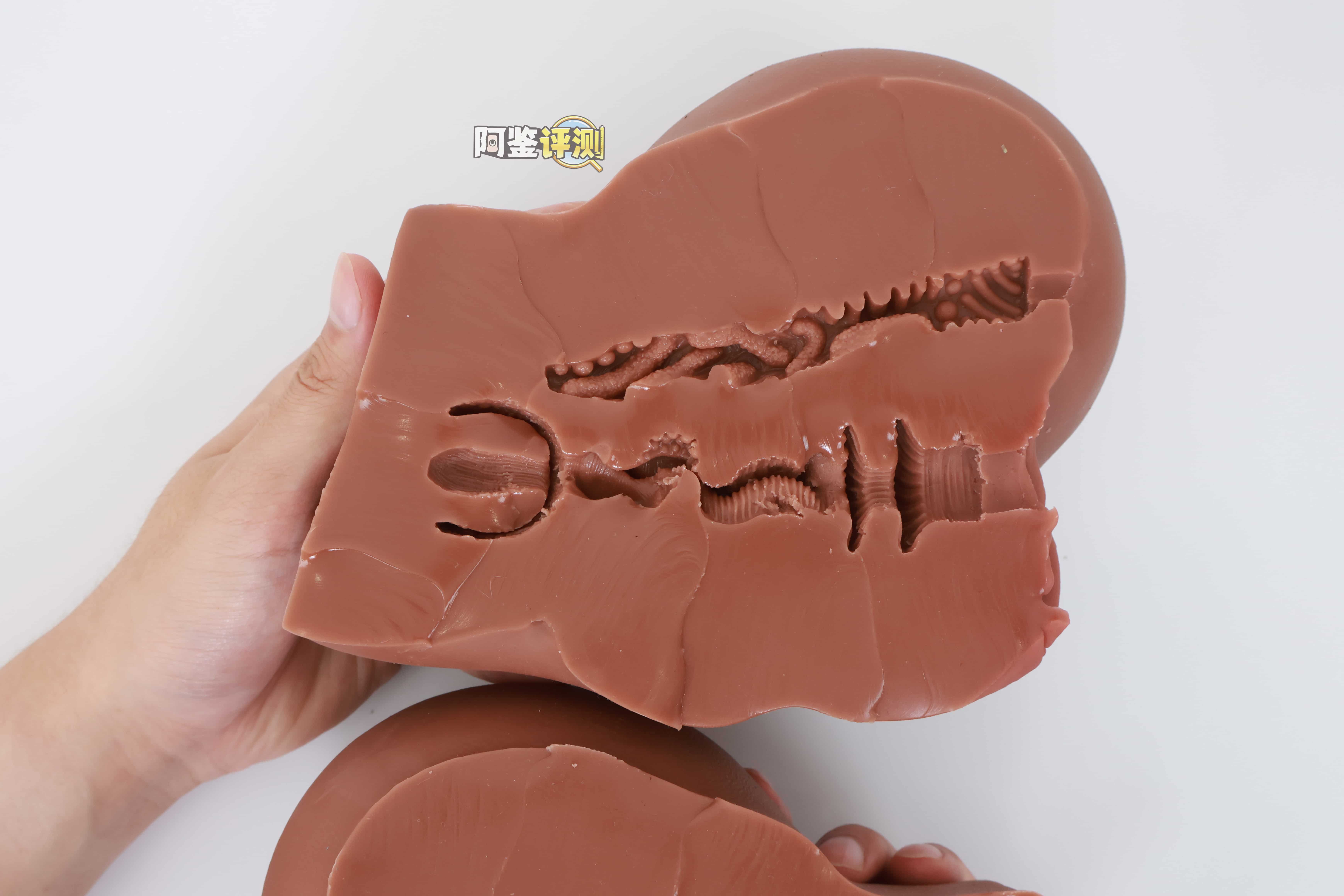 muni——“埃及艳后”评测！一字马开腿型的黑皮小臀模，因为双通道太接近导致末端出现了开裂