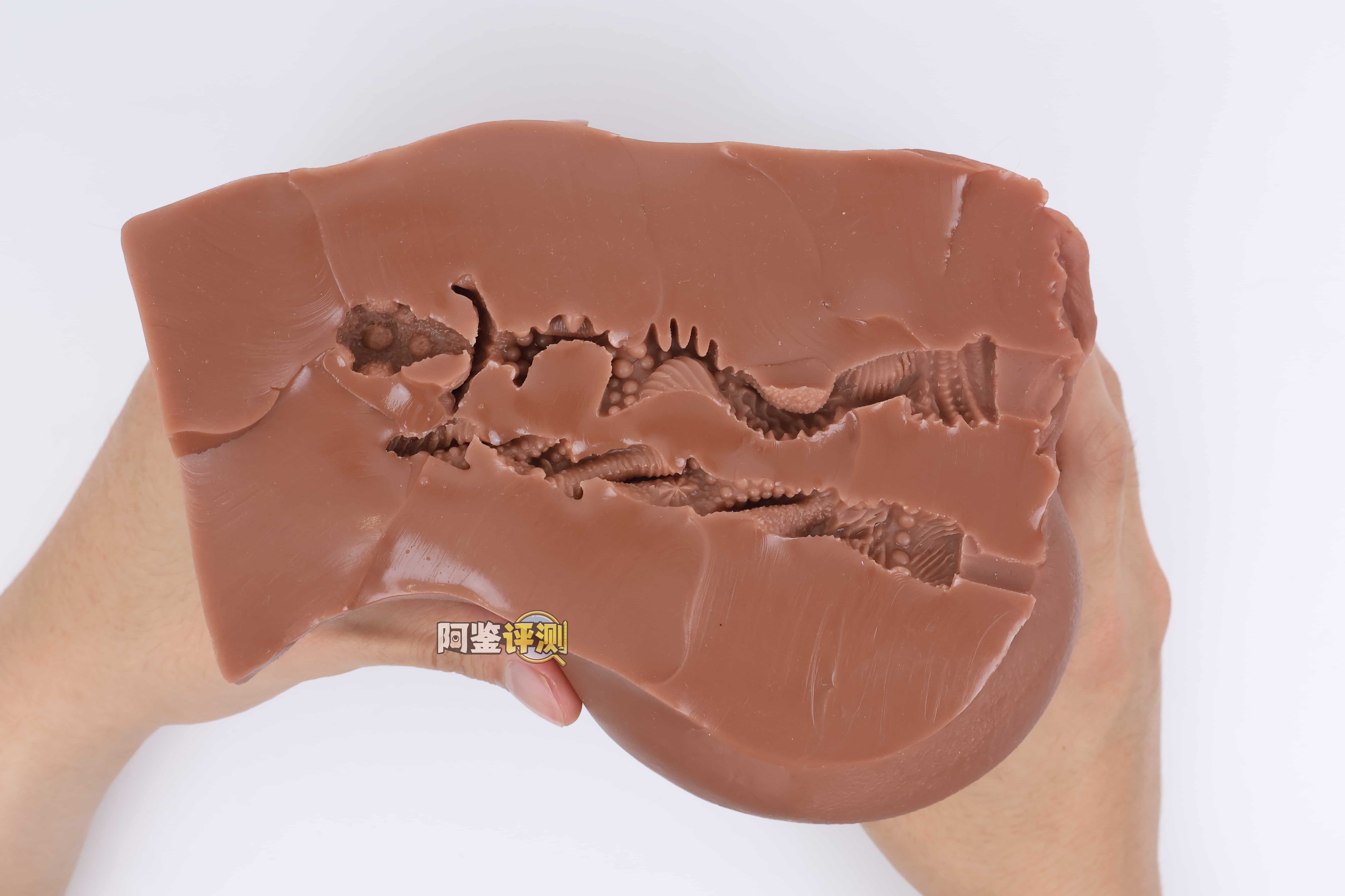 muni——“埃及艳后”评测！一字马开腿型的黑皮小臀模，因为双通道太接近导致末端出现了开裂