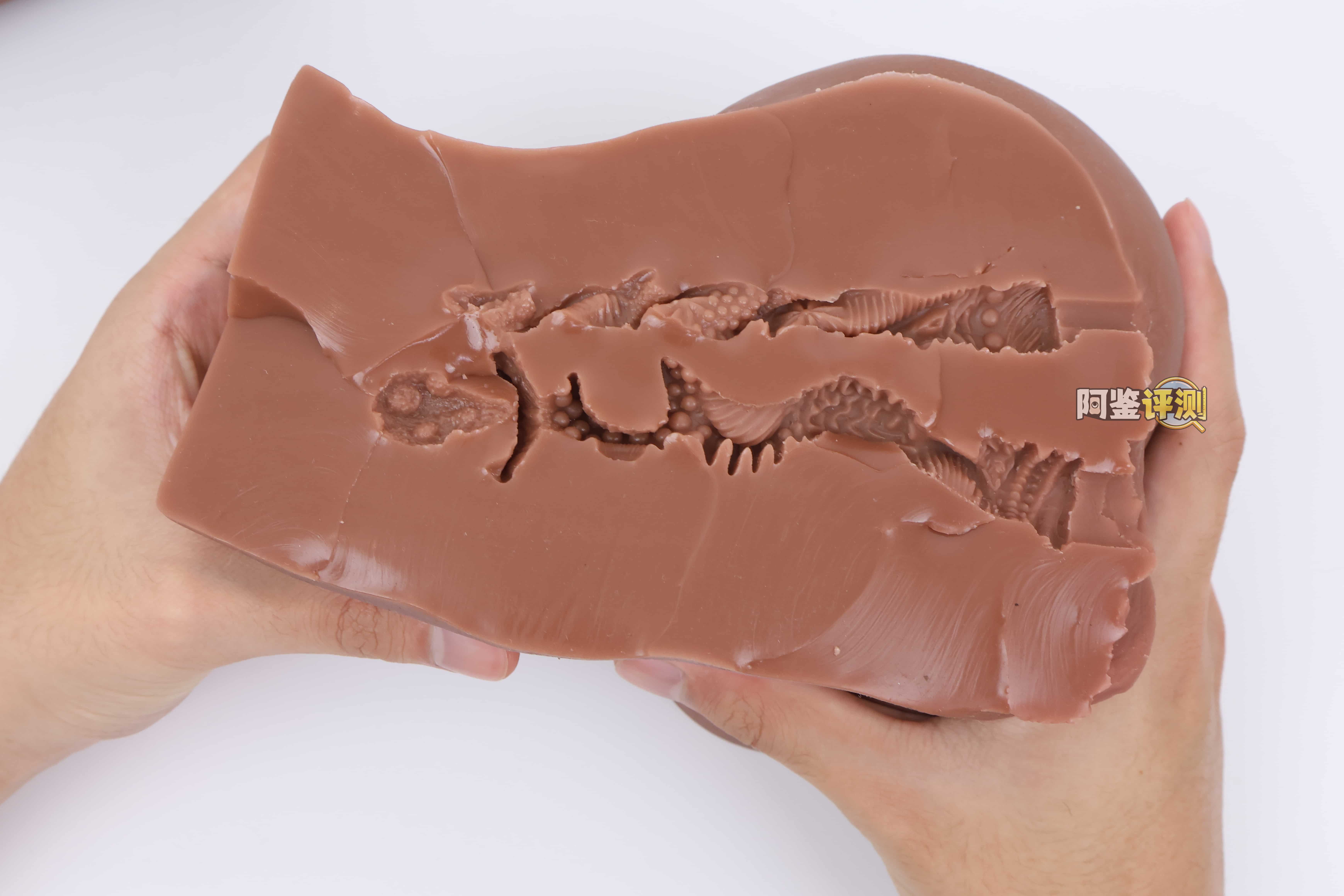 muni——“埃及艳后”评测！一字马开腿型的黑皮小臀模，因为双通道太接近导致末端出现了开裂