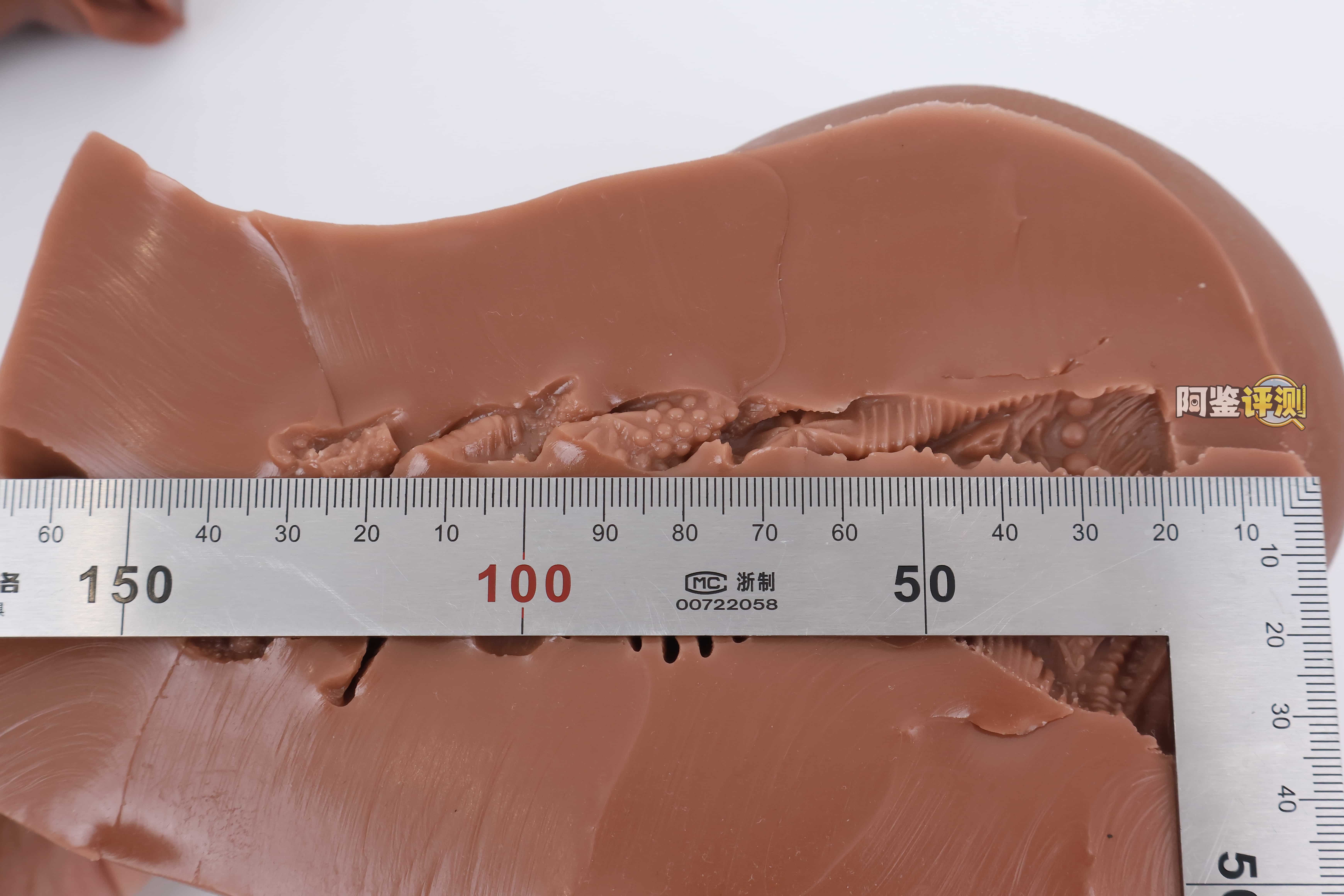 muni——“埃及艳后”评测！一字马开腿型的黑皮小臀模，因为双通道太接近导致末端出现了开裂